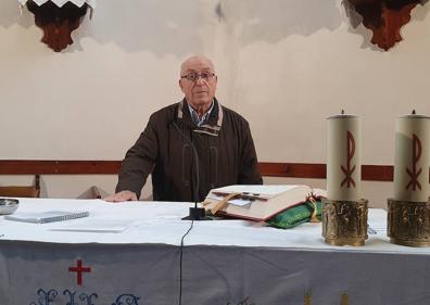 Imagen secundaria 1 - Javier Angulo, en la parroquia de Ugarte y Ciriaco Molinuevo. 