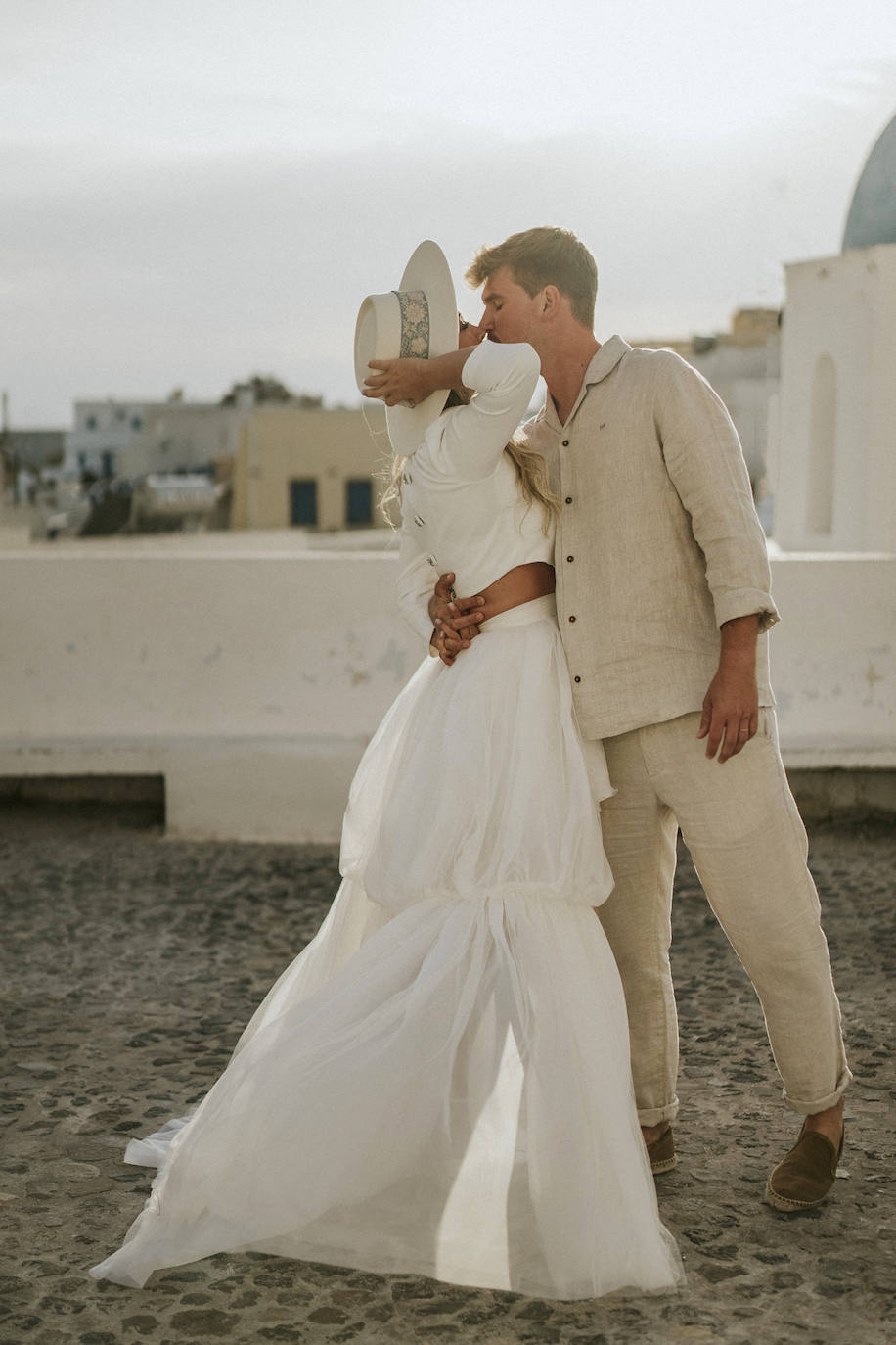 Fotos: Helen, la novia que se casó en Santorini con una espectacular falda de tul de Alicia Rueda