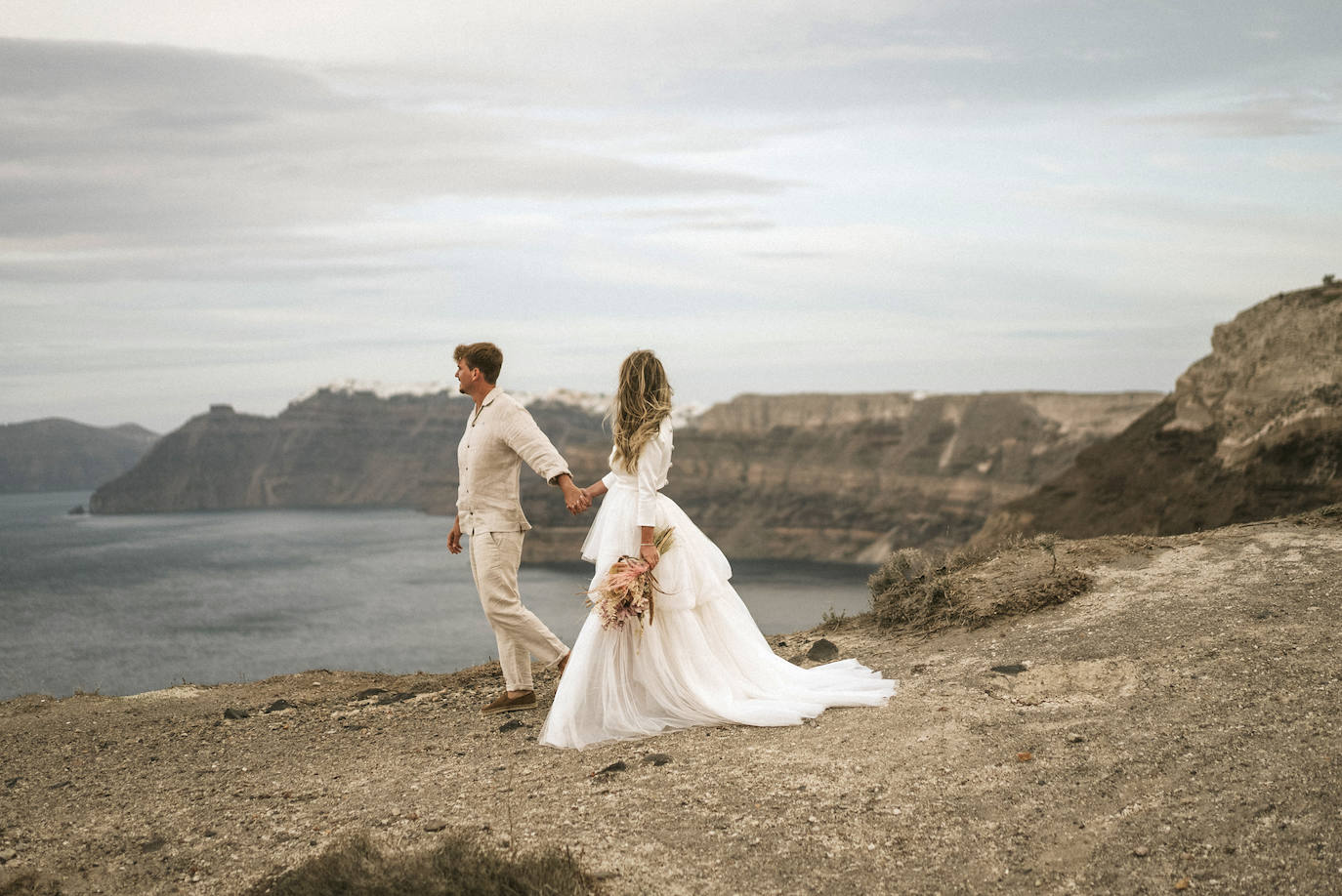 Fotos: Helen, la novia que se casó en Santorini con una espectacular falda de tul de Alicia Rueda