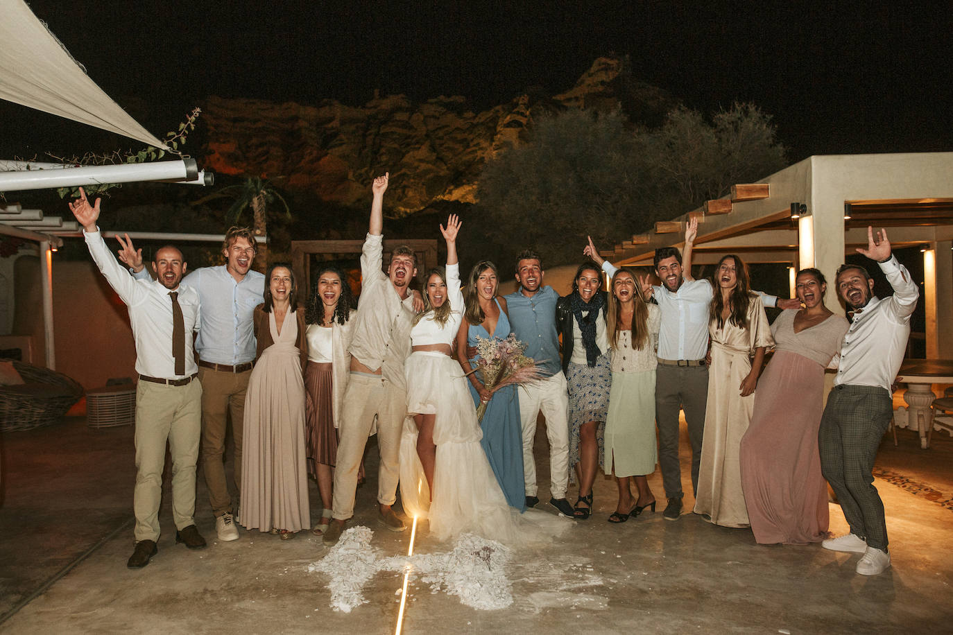 Fotos: Helen, la novia que se casó en Santorini con una espectacular falda de tul de Alicia Rueda