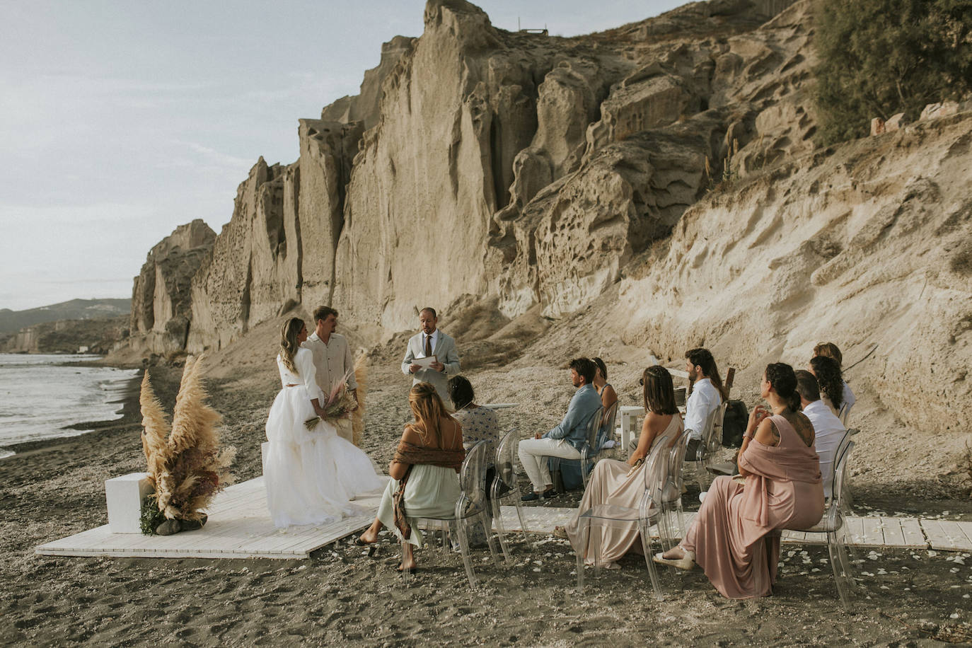 Fotos: Helen, la novia que se casó en Santorini con una espectacular falda de tul de Alicia Rueda