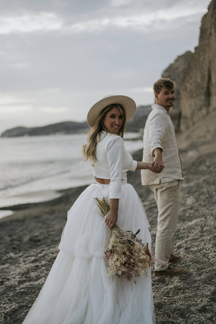 Fotos: Helen, la novia que se casó en Santorini con una espectacular falda de tul de Alicia Rueda