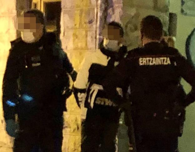 Arresto del supuesto homicida por parte de agentes de la Ertzaintza.