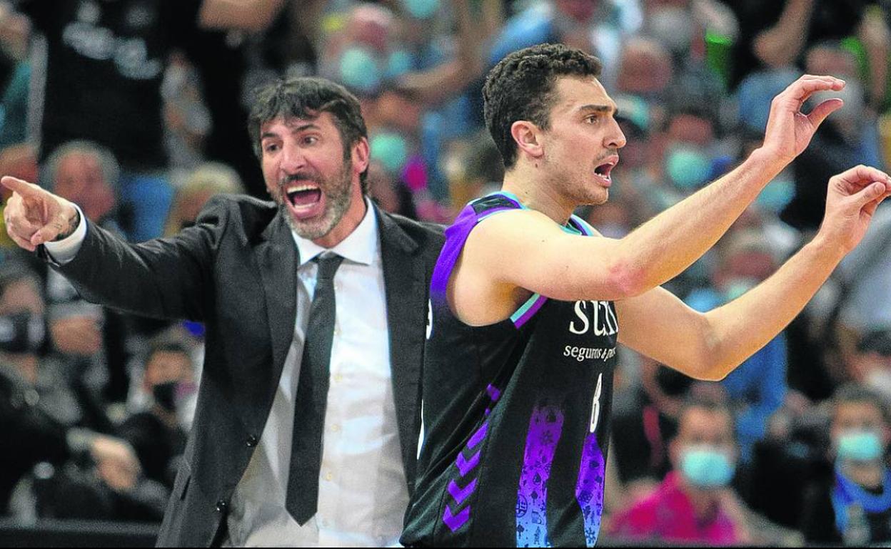 Mumbrú, con Reyes en el primer plano, gesticula en un momento del partido.