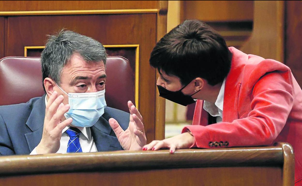 Aitor Esteban conversa desde su escaño con la ministra de Política Territorial, Isabel Rodríguez. 