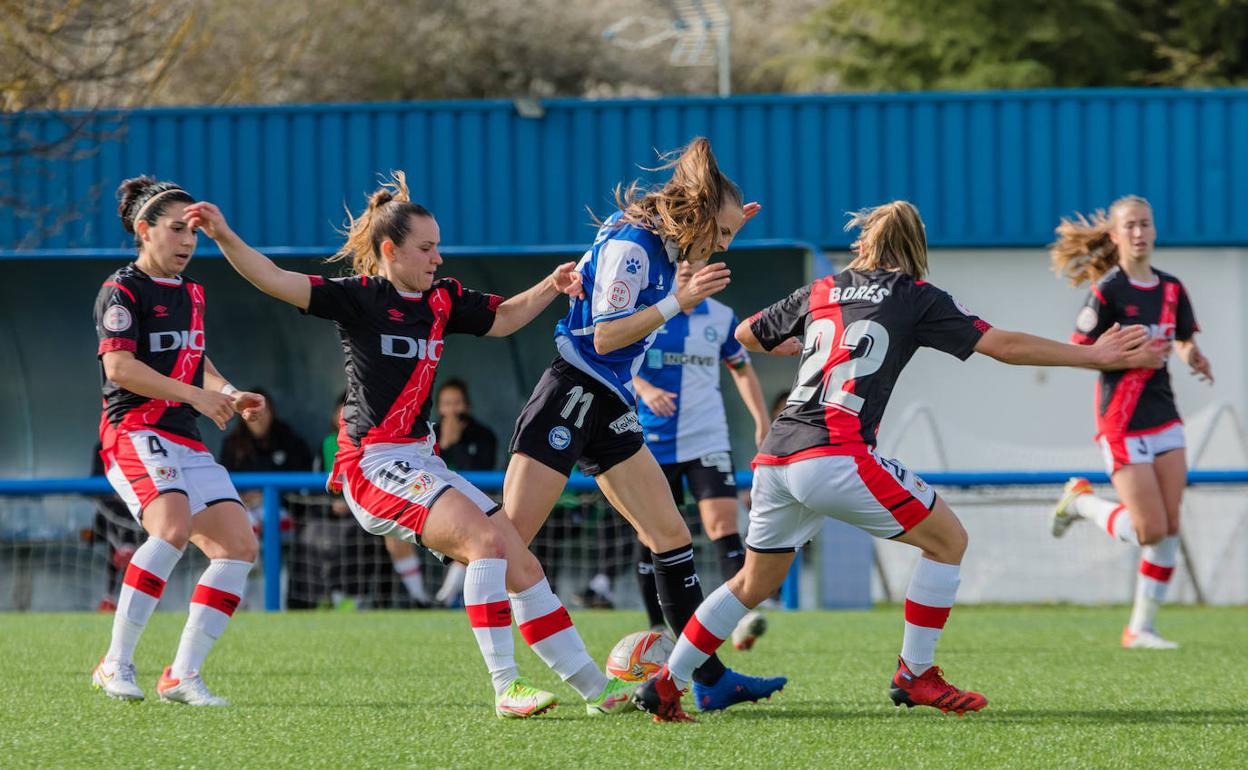 La albiazul Carla Armengol, entre dos jugadoras del Rayo. 