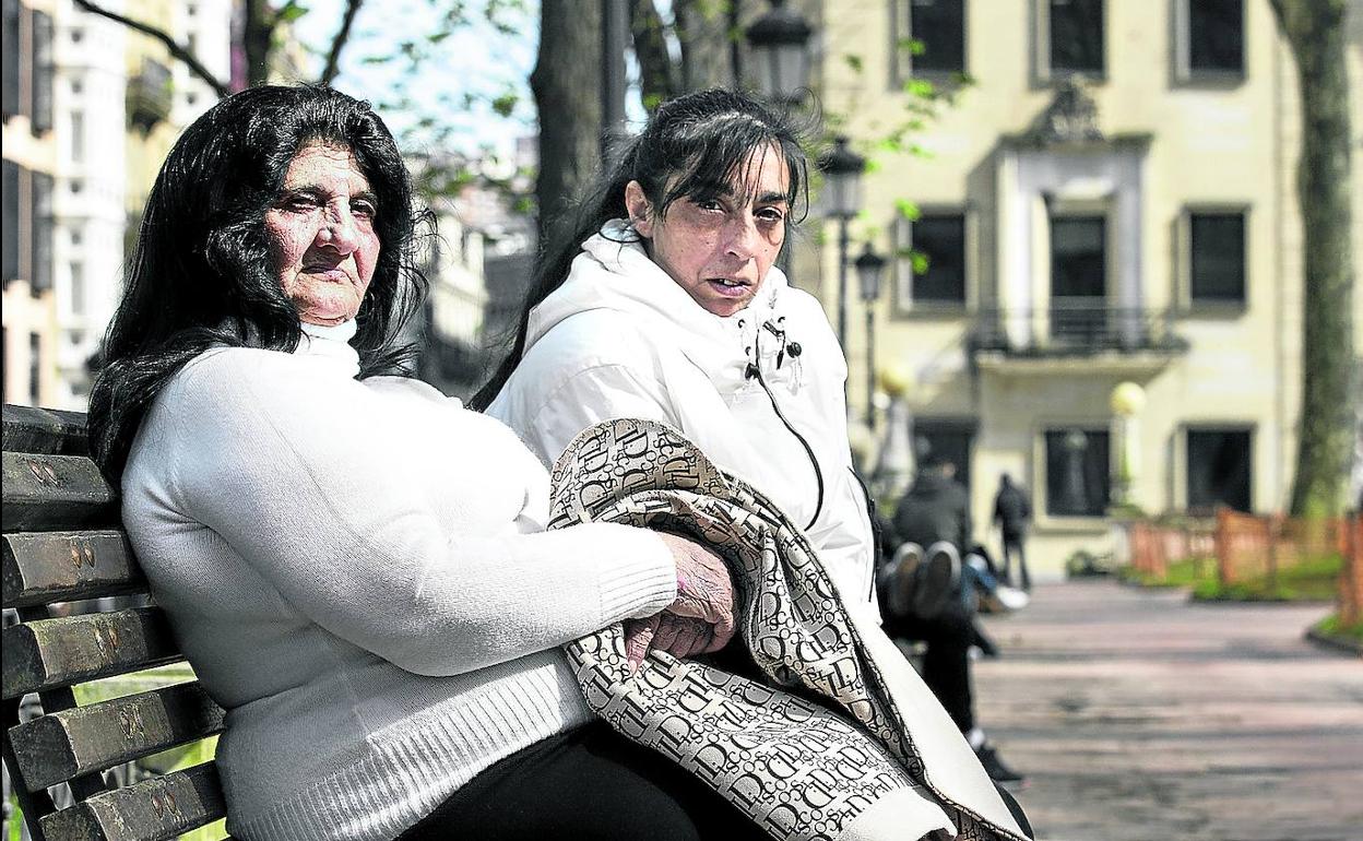 La madre y la viuda de David Goicoechea, asesinado en la calle Zabala, no están «conformes» con la condena a 38 años para los acusados. 