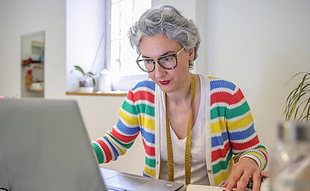 Ibone Mañaricúa en su taller del Casco Viejo de Bilbao.