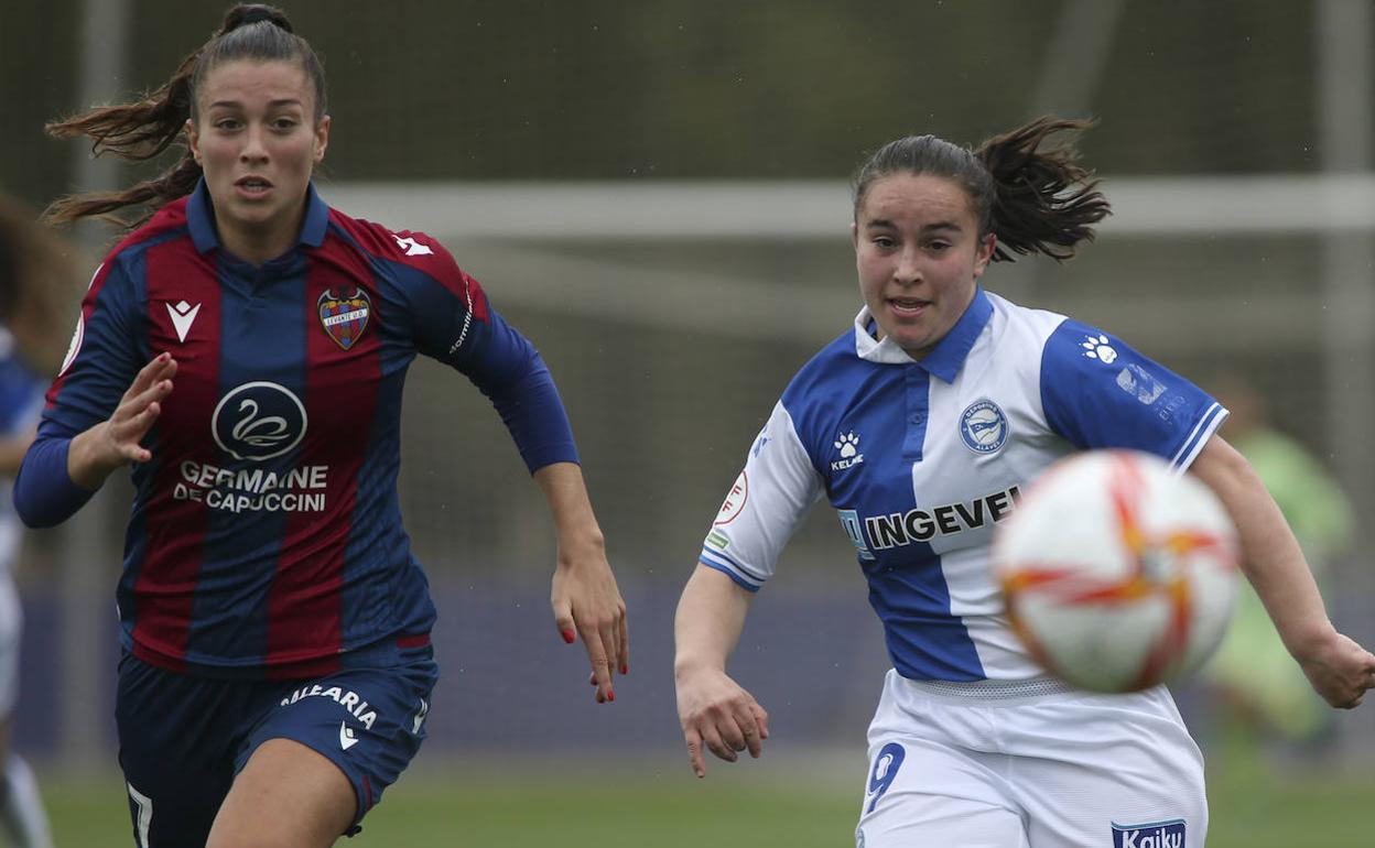 Sara Carrillo persigue el balón junto a una futbolista granota. 