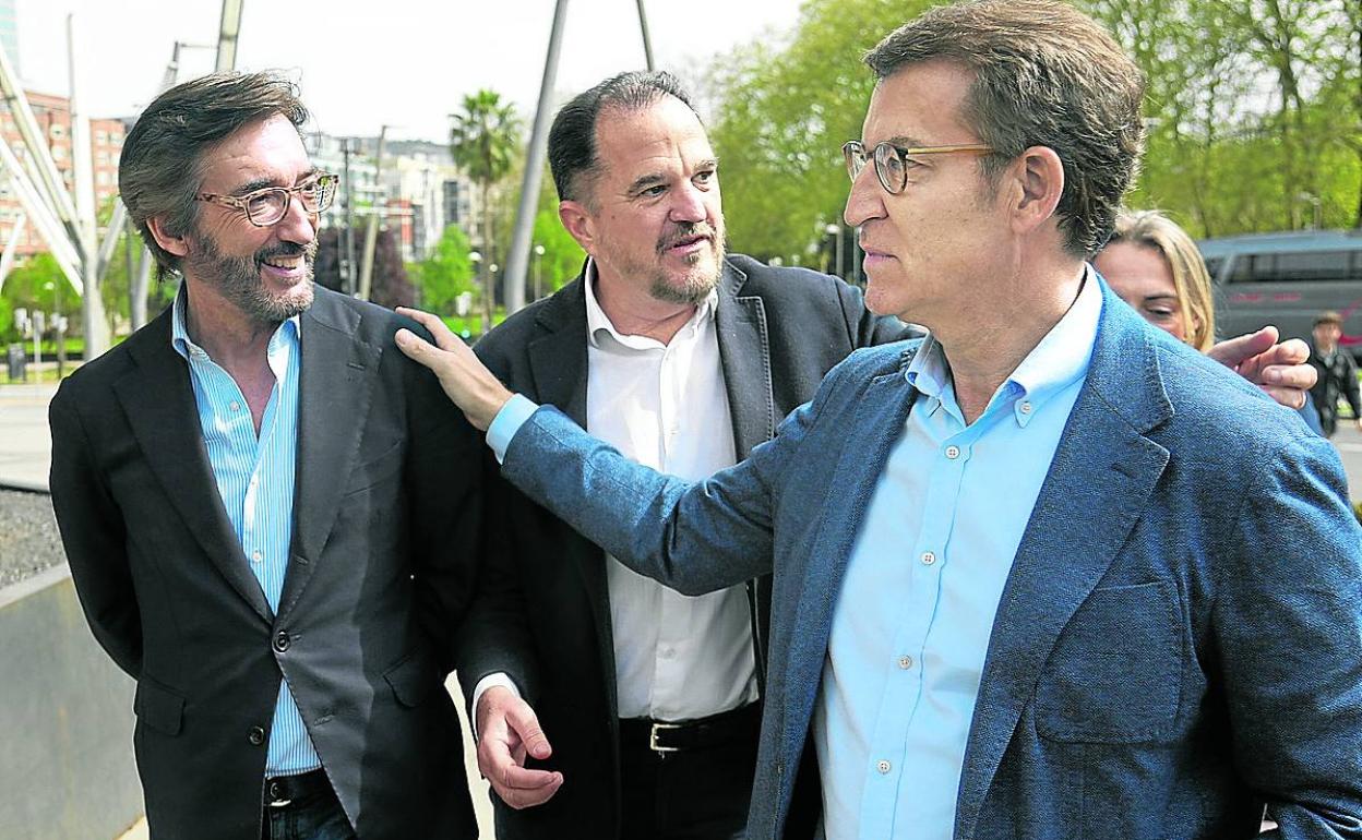 Iñaki Oyarzábal y Carlos Iturgaiz junto a Alberto Núñez Feijóo en la visita que realizó a Bilbao el viernes. 