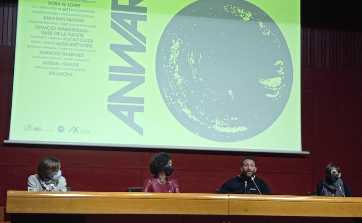 De izquierda a derecha, Nuria López de Guereñu, directoria ejecutiva de la Fundación EKI; Lorea Bilbao, diputada foral de Bizkaia de Euskera, Cultura y Deporte; Alex Txikon y Rosa García Loire, directora y guionista de 'Anwar'. 