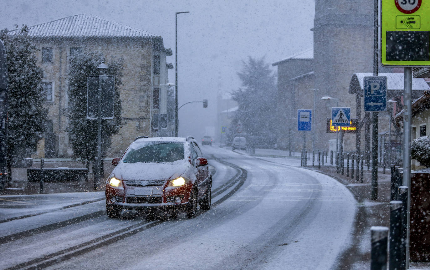 La nieve ha cubierto las calles y carreteras de la localidad alavesa de Murgia.