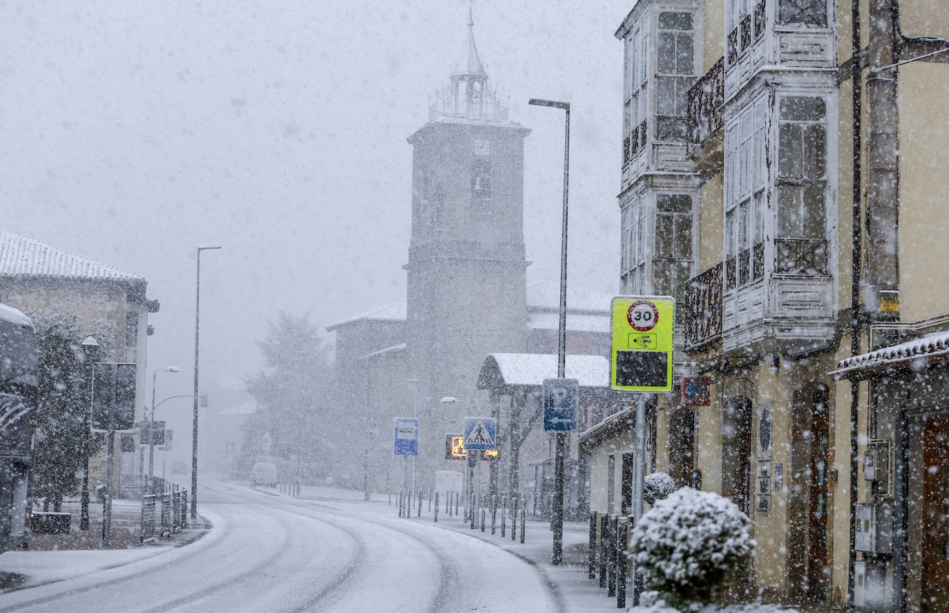 Otra estampa invernal que ha dejado la nevada caída este 1 de abril sobre Murgia.