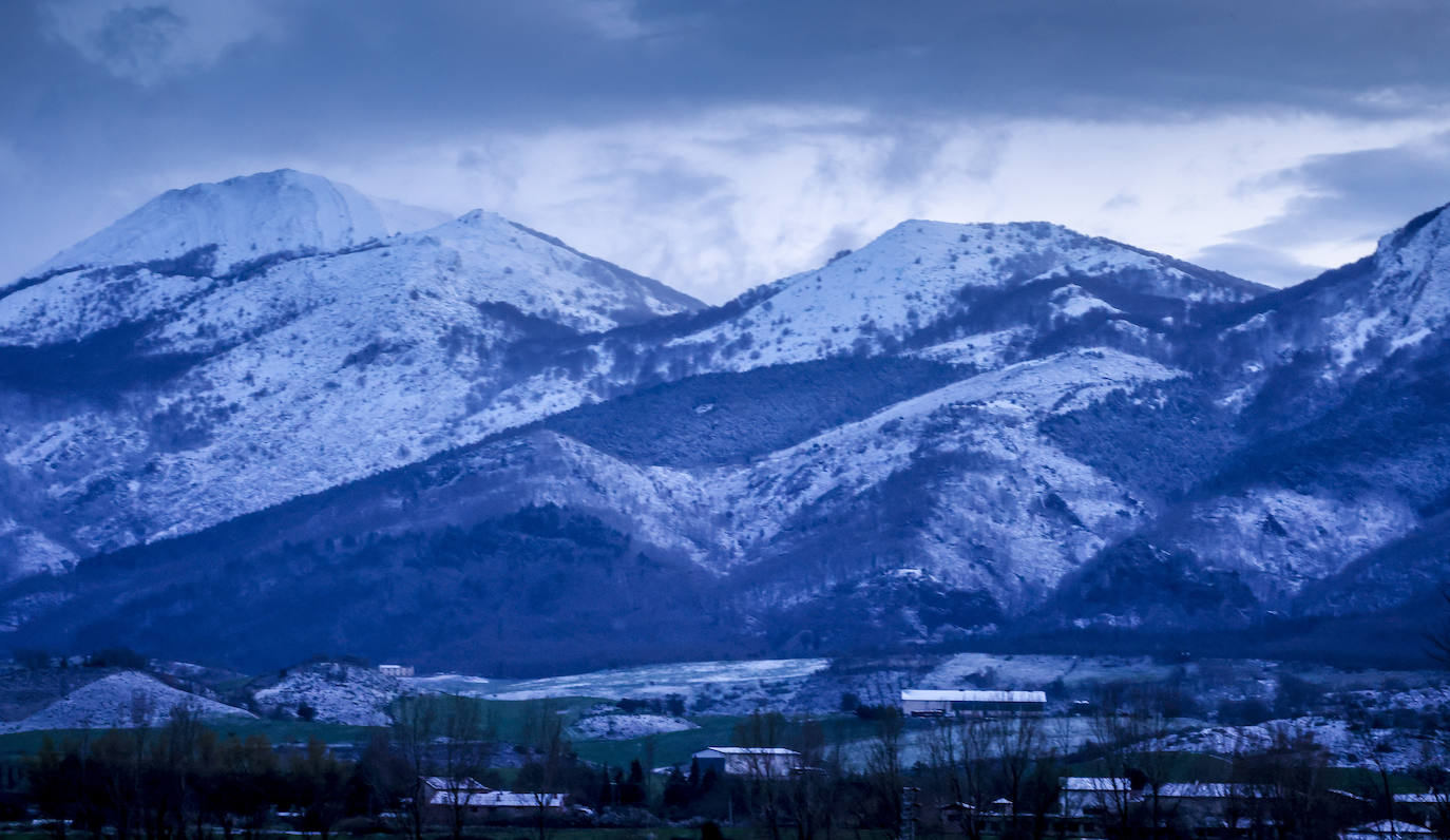 La nieve ha cubierto otro de los puntos habituales en Álava: el puerto de Opakua, donde se precisan cadenas para poder circular.