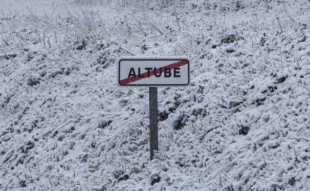 Señal rodeada de nieve en el puerto alavés de Altube.