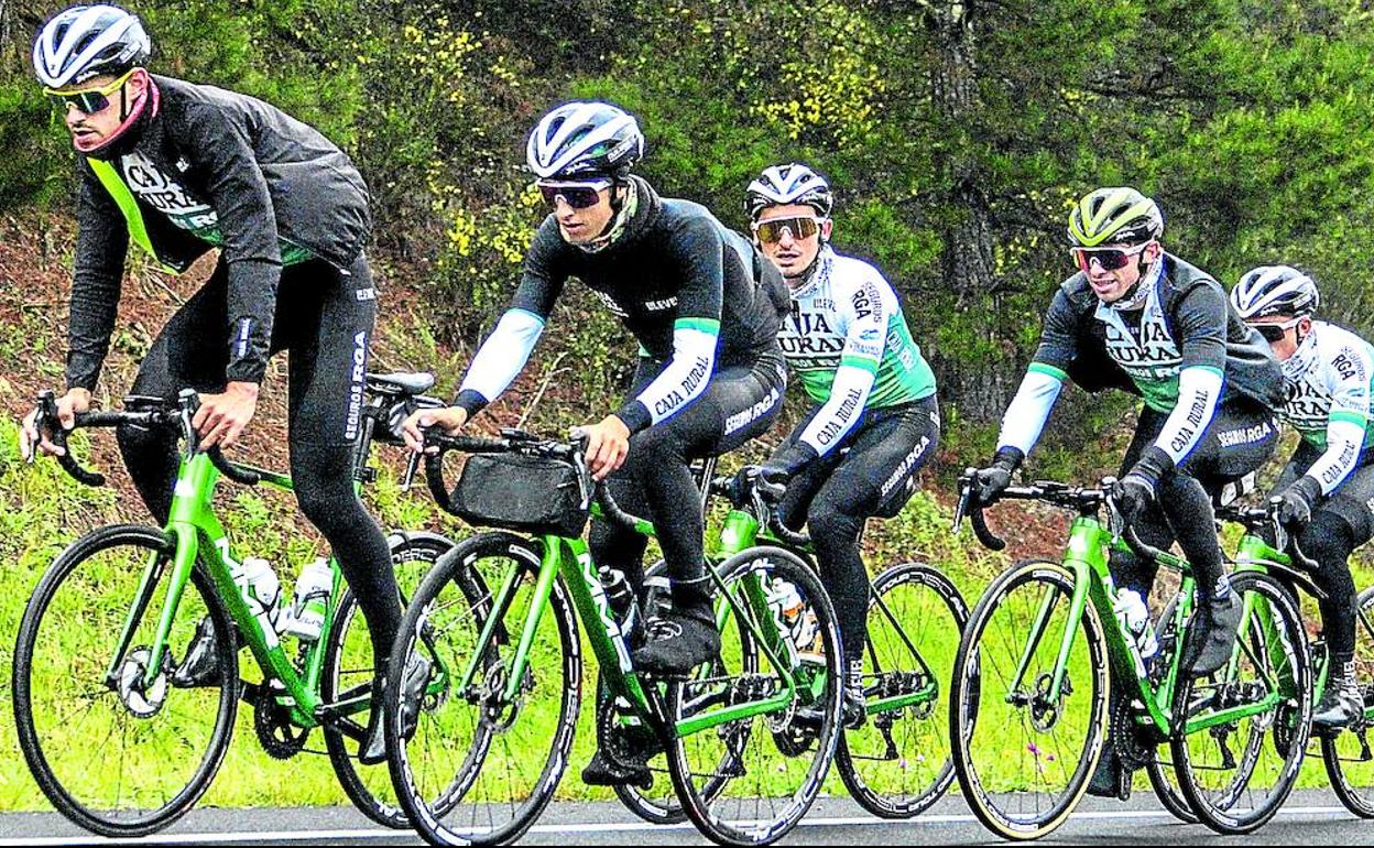 Reconocimiento. Los cinco corredores del Caja Rual en pleno entrenamiento. 