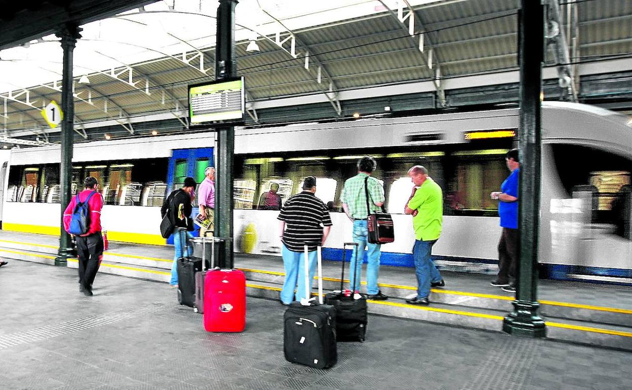 El viaje en tren entre las capitales cántabra y vizcaína dura tres horas en la actualidad. 