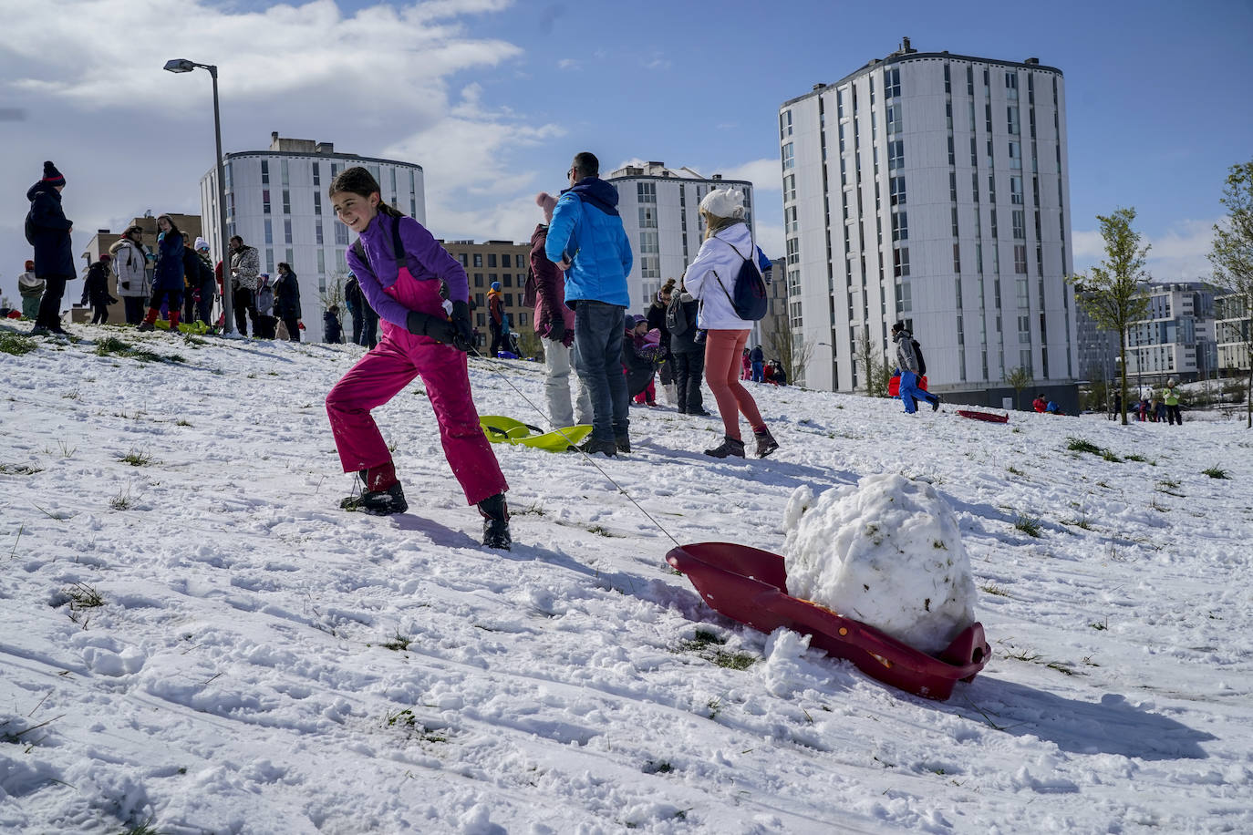 Fotos: Los vitorianos disfrutan de la nieve en los parques de Salburua y Zabalgana