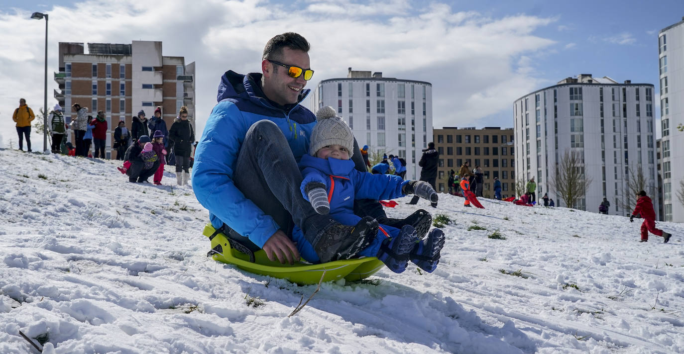 Fotos: Los vitorianos disfrutan de la nieve en los parques de Salburua y Zabalgana