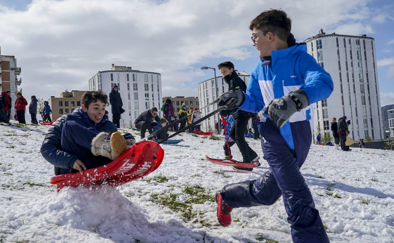 Fotos: Los vitorianos disfrutan de la nieve en los parques de Salburua y Zabalgana