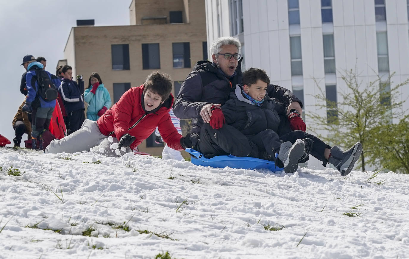 Fotos: Los vitorianos disfrutan de la nieve en los parques de Salburua y Zabalgana