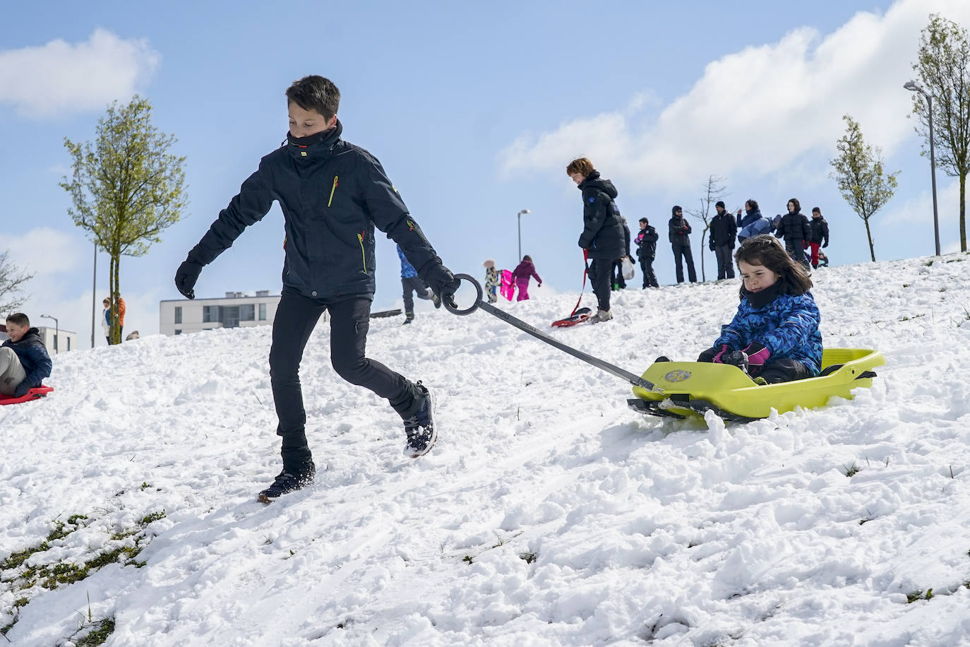 Fotos: Los vitorianos disfrutan de la nieve en los parques de Salburua y Zabalgana