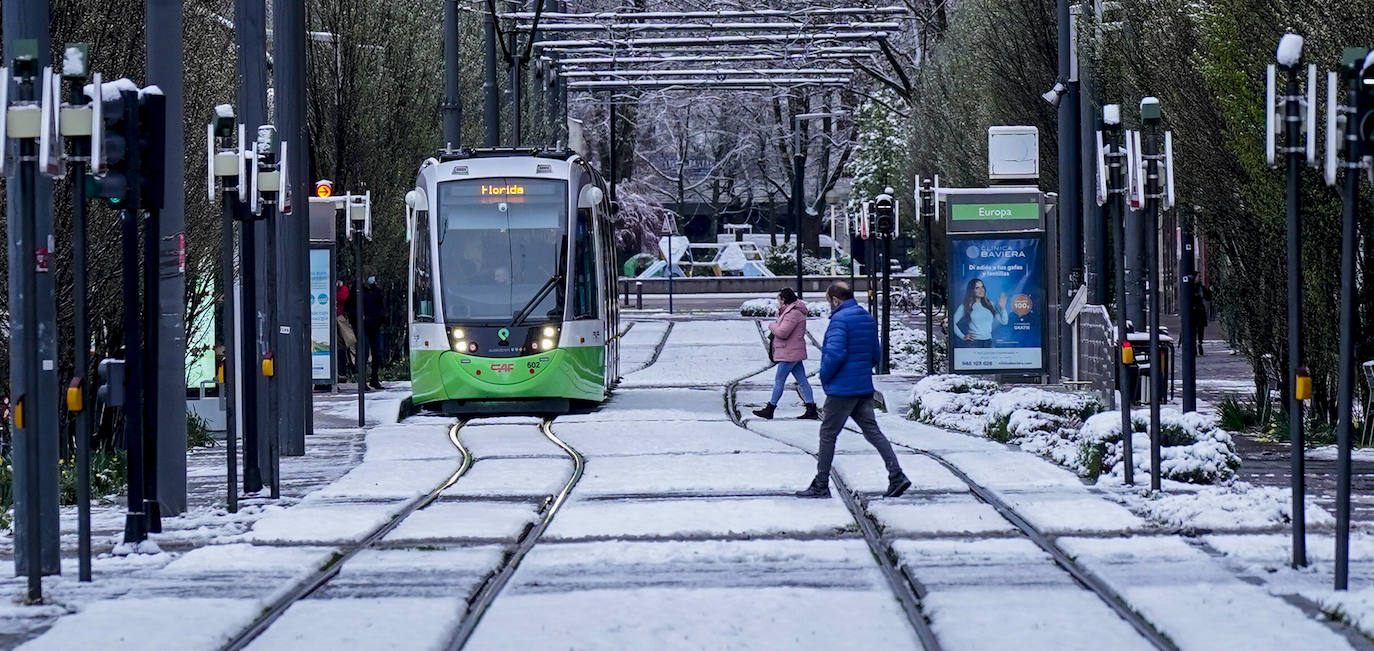 Fotos: El temporal de nieve sorprende a Vitoria y Álava en primavera