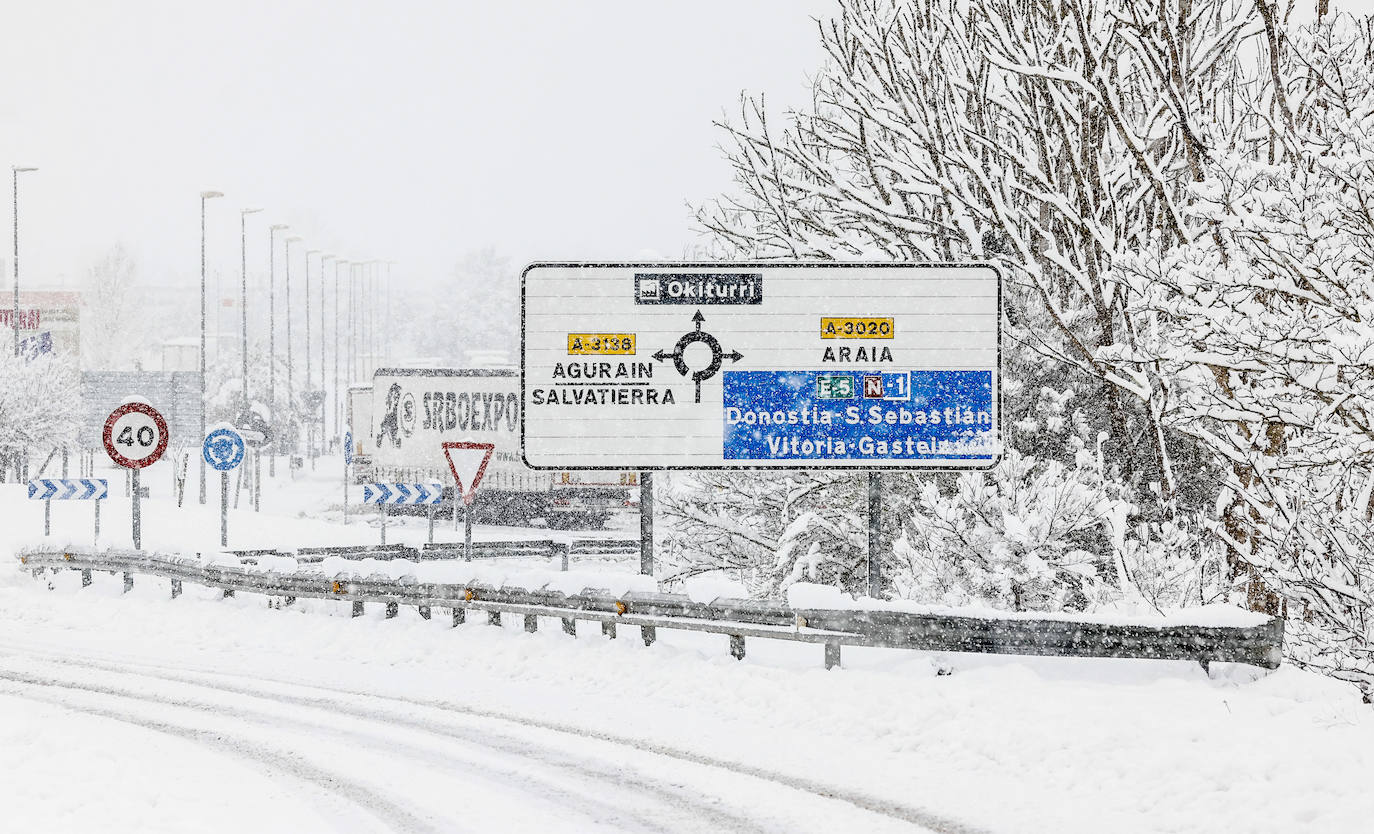 Fotos: El temporal de nieve sorprende a Vitoria y Álava en primavera