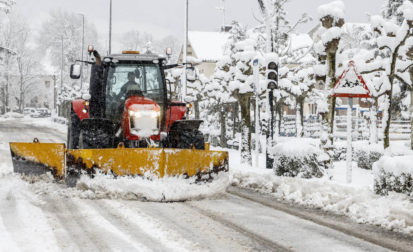 Fotos: El temporal de nieve sorprende a Vitoria y Álava en primavera