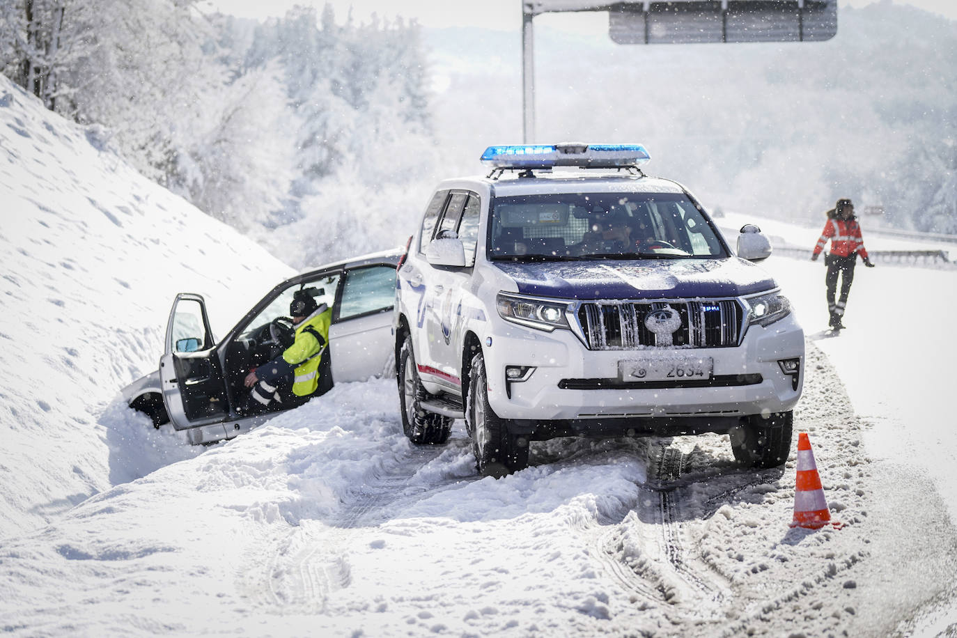 Fotos: El temporal de nieve sorprende a Vitoria y Álava en primavera