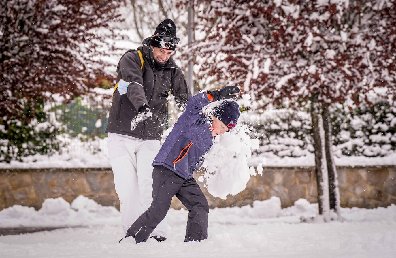 Fotos: El temporal de nieve sorprende a Vitoria y Álava en primavera