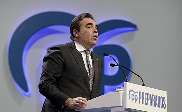 El vicepresidente de la Comisión Europea, Margaritis Schinas, durante su intervención en el congreso del PP. 