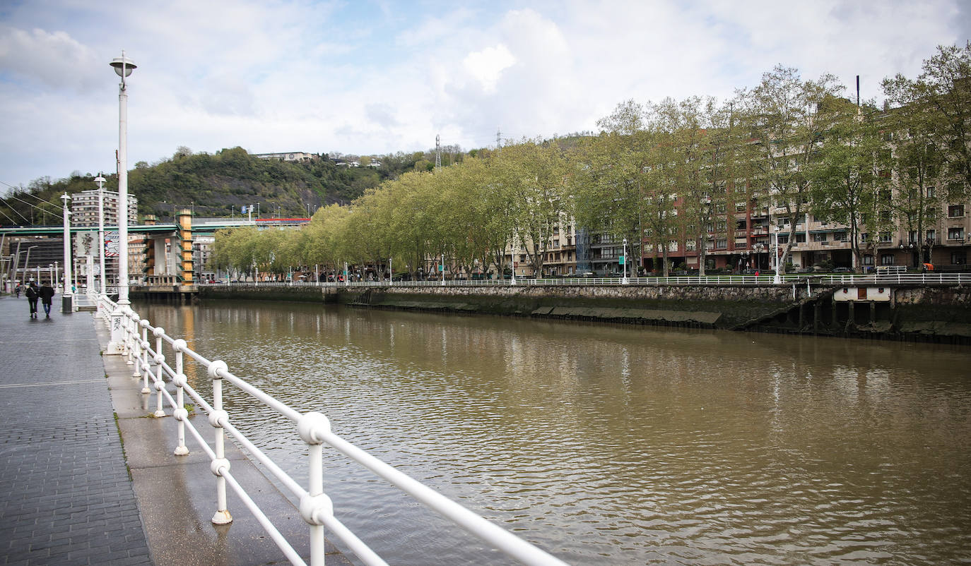 Fotos: La misteriosa caseta sobre la ría de Bilbao cuyos geranios nunca se marchitan