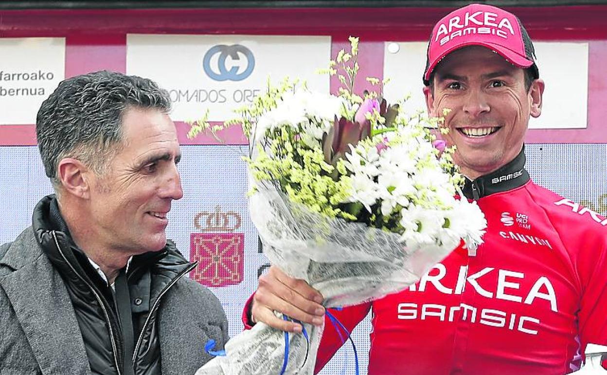 Miguel Induráin entregó el trofeo a Warren Barguil. 