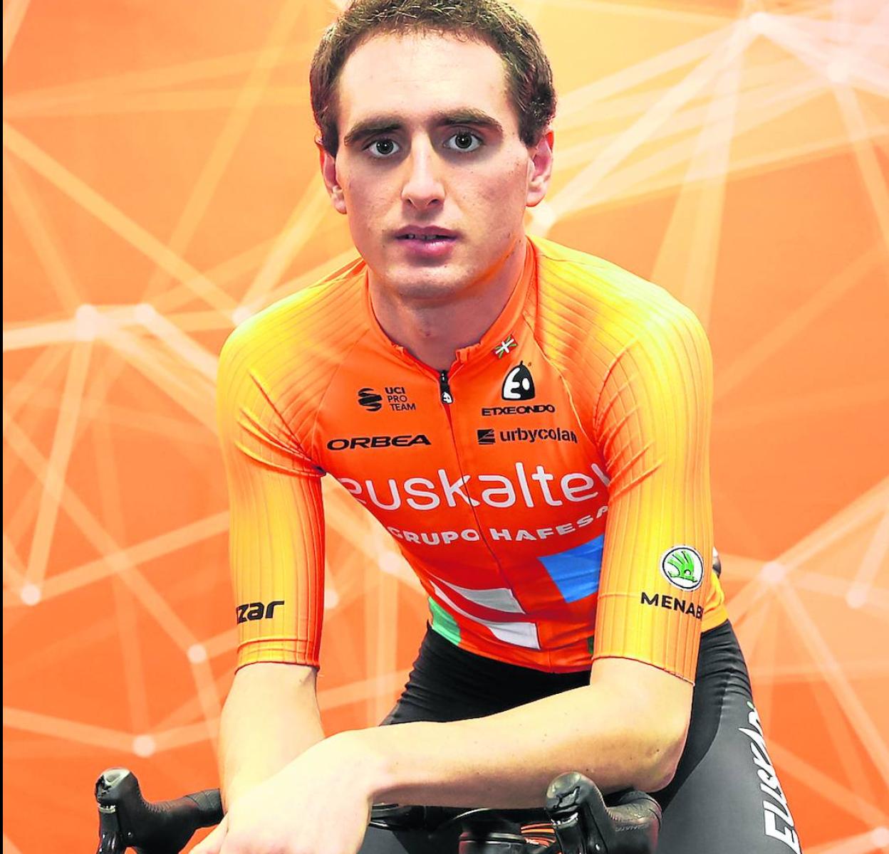 Xabier Isasa posa con el nuevo maillot del Euskaltel. 