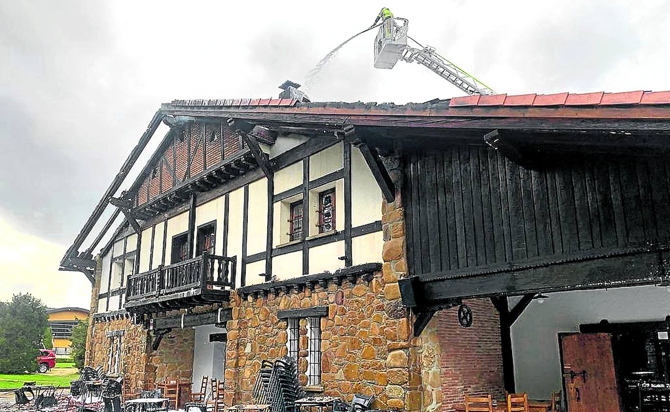 Cuando se desató el fuego había una treintena de personas comiendo en el restaurante Ustrukue, ubicado en la planta baja. 