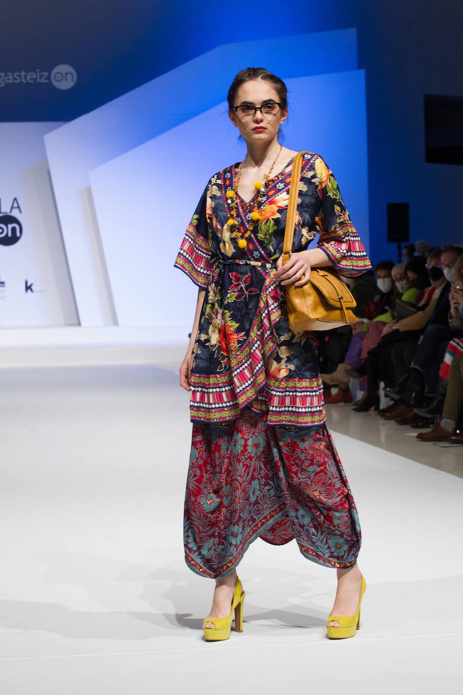 La mezcla de estampados es una de las tendencias de la temporada