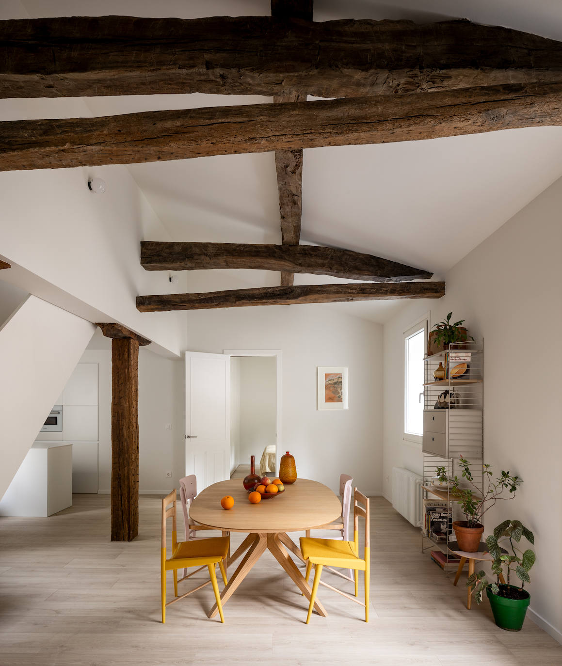 Fotos: Este piso antiguo de Bilbao se ha convertido en un impresionante dúplex minimalista