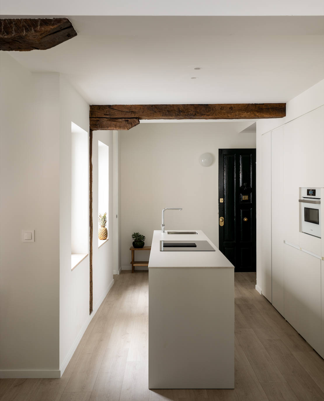 Fotos: Este piso antiguo de Bilbao se ha convertido en un impresionante dúplex minimalista