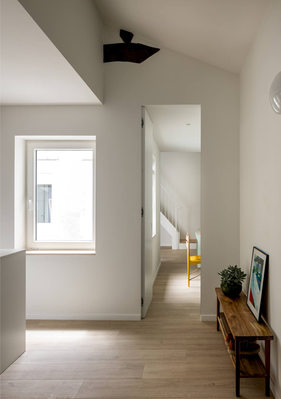 Fotos: Este piso antiguo de Bilbao se ha convertido en un impresionante dúplex minimalista