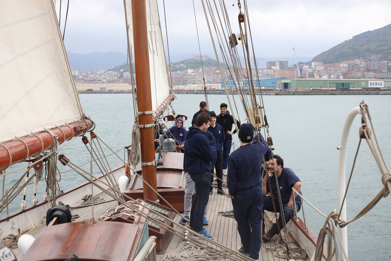Fotos: “Los estudiantes de la Náutica navegan en el Saltillo”