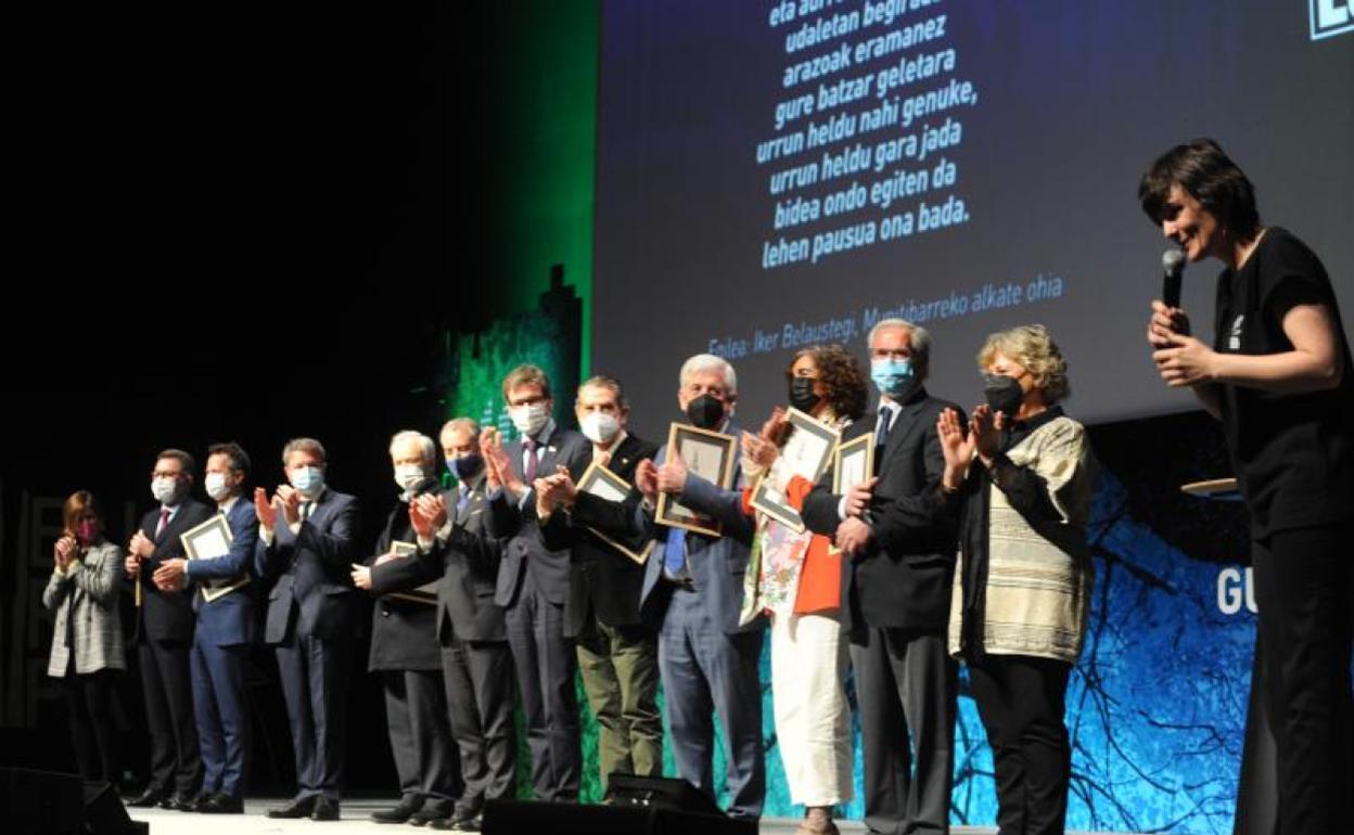 Miembros de Eudel y los antiguos dirigentes de la asociación durante el acto celebrado en Vitoria. 