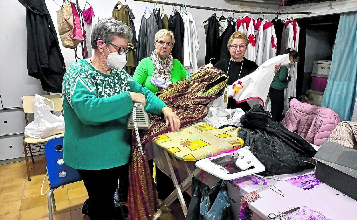 Mari Tere Rodríguez plancha y arregla los trajes que se utilizarán en esta edición.. 