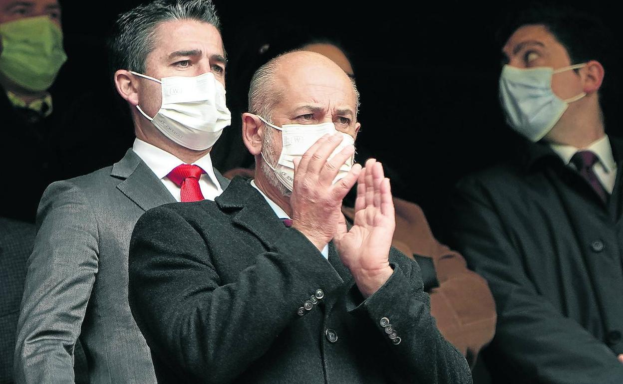 Elizegi aplaude en el palco en el partido del pasado domingo frente al Elche. 