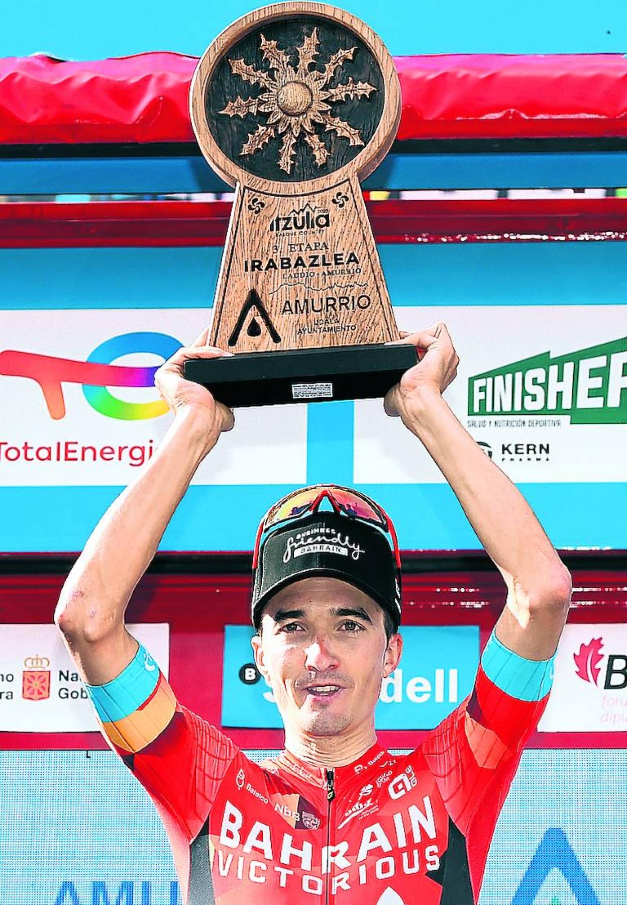 Bilbao levanta el trofeo de ganador en Amurrio. 