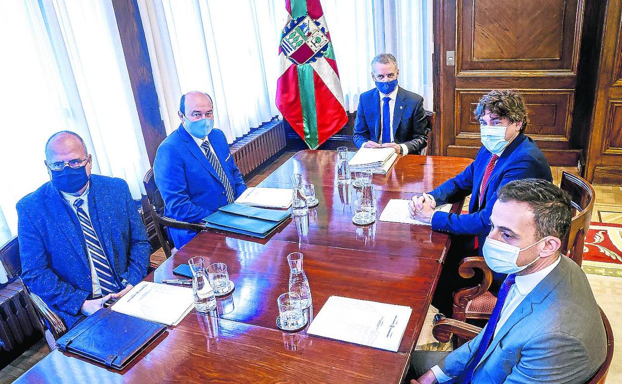 El lehendakari recibió ayer a las delegaciones de PNV y PSE-EE, en el marco de la ronda con los grupos del Parlamento vasco. 