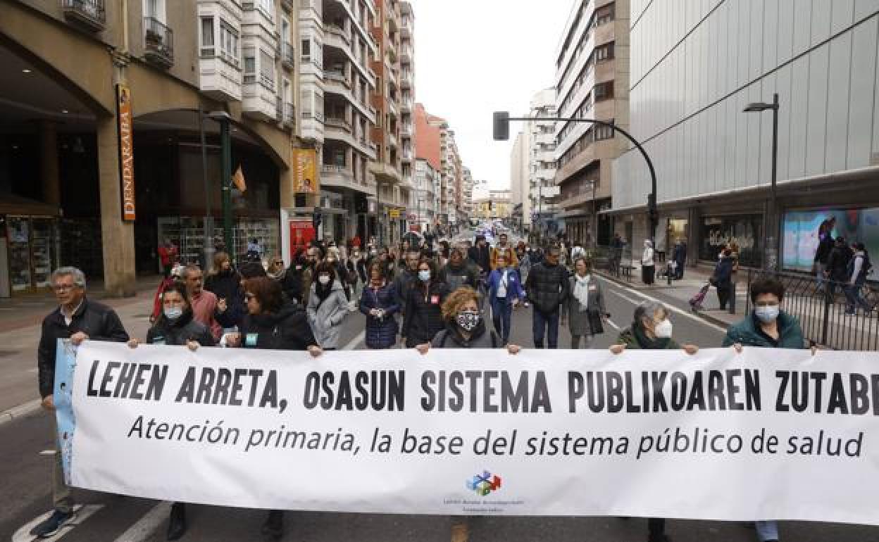 La manifestación partió del ambulatorio de Olaguíbel y desembocó en el centro de salud de San Martín. 