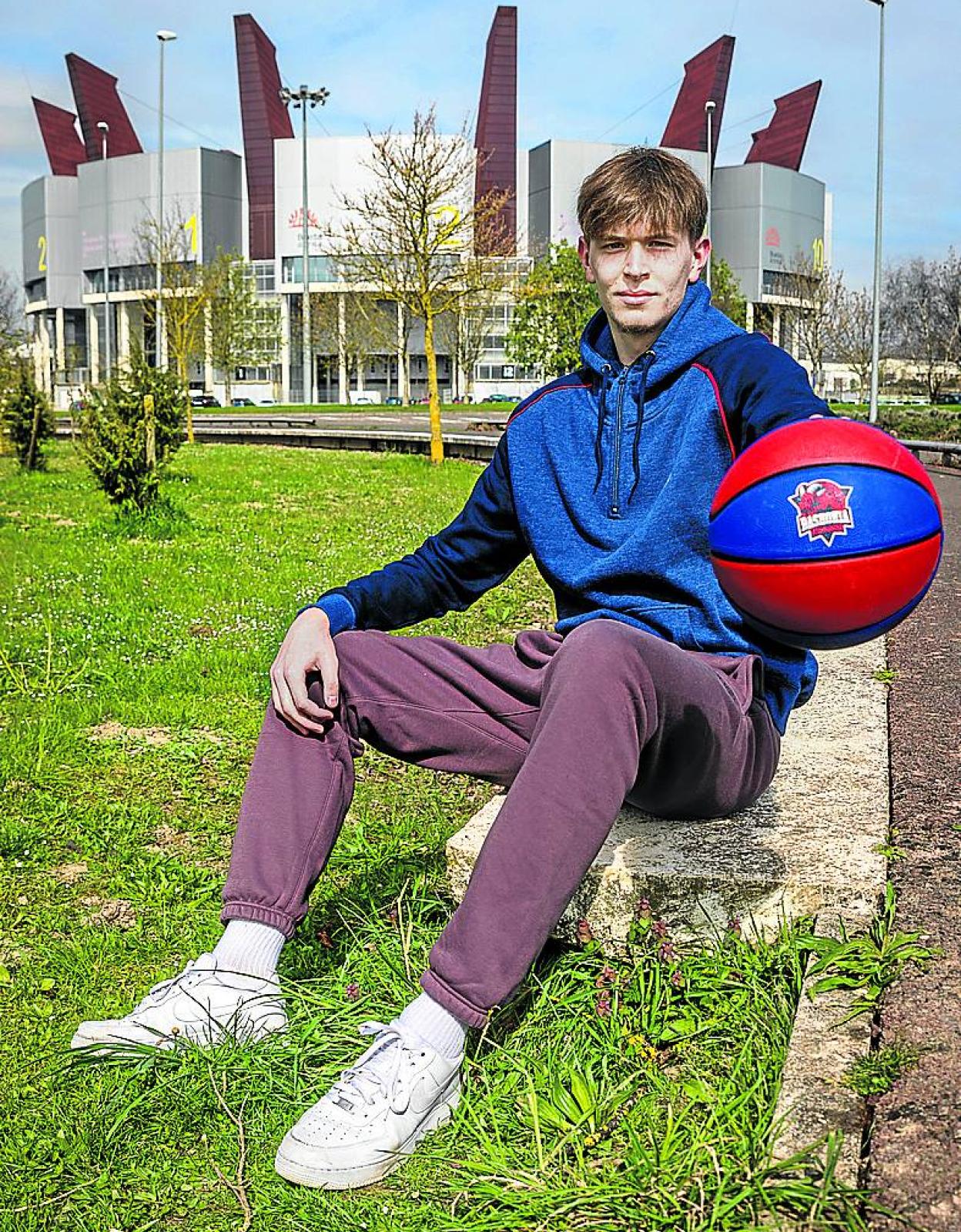 Ondrej Hanzli, en las afueras del Buesa Arena tras un entreno. 