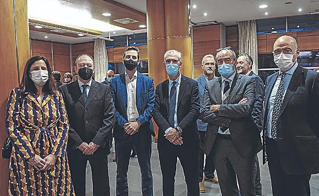 Imagen principal - Rojo pide «medidas de altura» a las instituciones para la supervivencia de las empresas