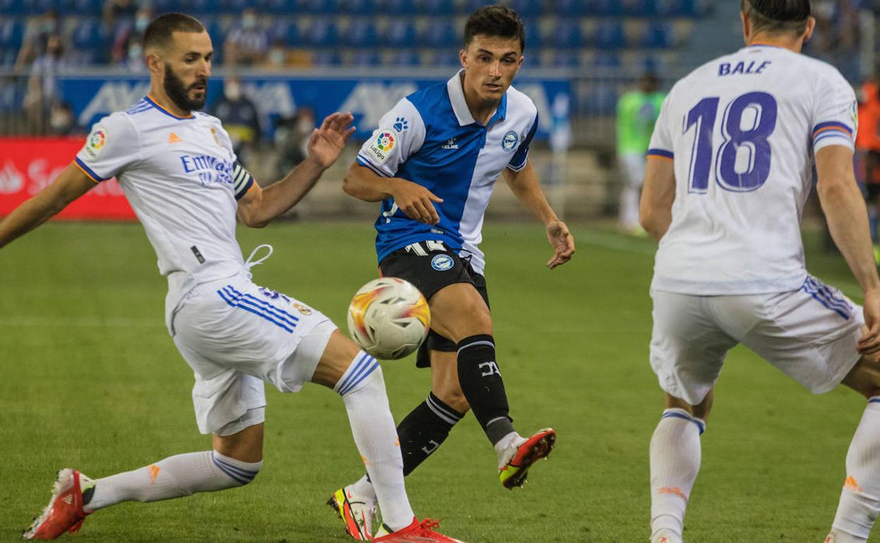 Manu García filtra un pase en el duelo de esta temporada ante el Real Madrid. 